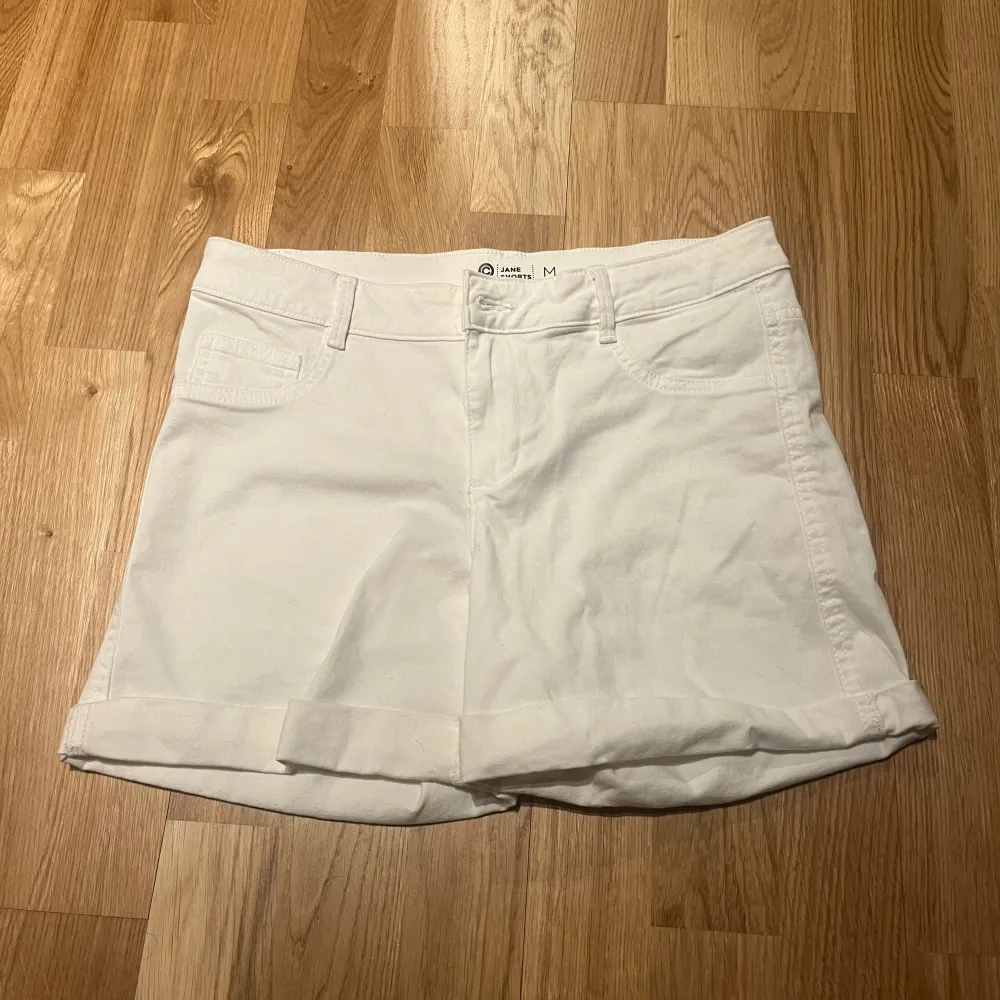 Ett par vita jenssshort från Cubus i storlek m. Knappt använda💞. Shorts.