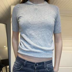 Säljer nu denna gråa kortärmade tröja från zara!💕💕