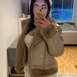 Pälsig höst jacka - Den är i bra skick fick den i present men den är inte min stil, har provats 1 gång men inte blivit använd.