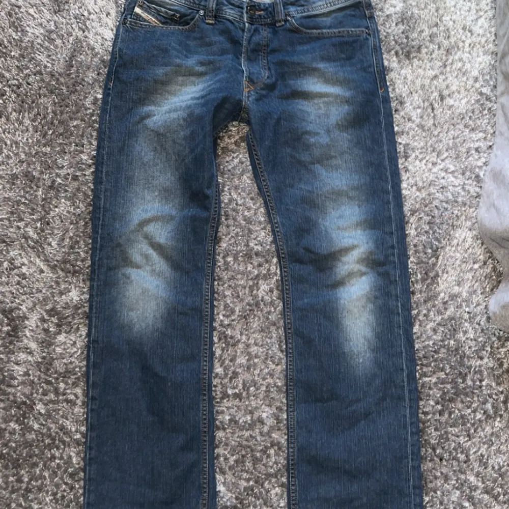 Slightly baggy jeans if your a short  dude (under 175) like me but they are straight fit and there good quality and no holes or stains . Jeans & Byxor.