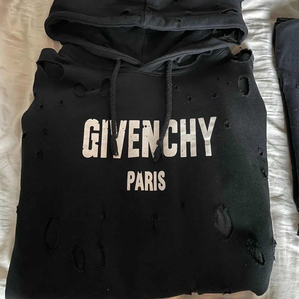 Hoodie + T-shirt äkta Givenchy Oversized holes. Nypris för båda ca 19.000kr. Mitt pris hoodie 6.500, T-shirt 5.500kr eller båda för 9.000kr!  Kan eventuellt tänka mig att gå ner i pris vid snabb affär... Tröjor & Koftor.