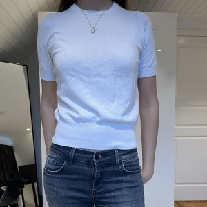 Vit zara topp - Säljer nu denna vita zara topp i storlek s💕💕