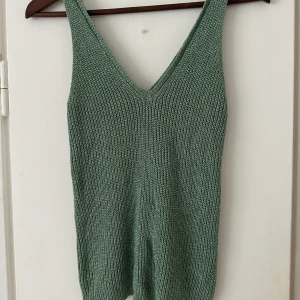 Glittrigt stickat linne  - Ett väldigt fint stickat linne med glitter från NewYorker