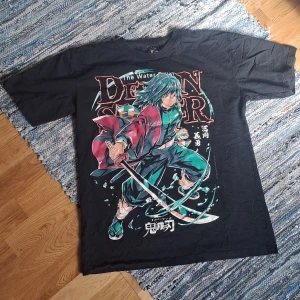 Tröja, Tomioka - Mjukt tyg, inte använd särskilt mycke. Har tappat intresset för serien så tänkte ge tröjan ett nytt hem :) Säljer även 2 andra tröjor från samma serie, går att få ett samlat pris, 200 kr för 3 150 kr för 2