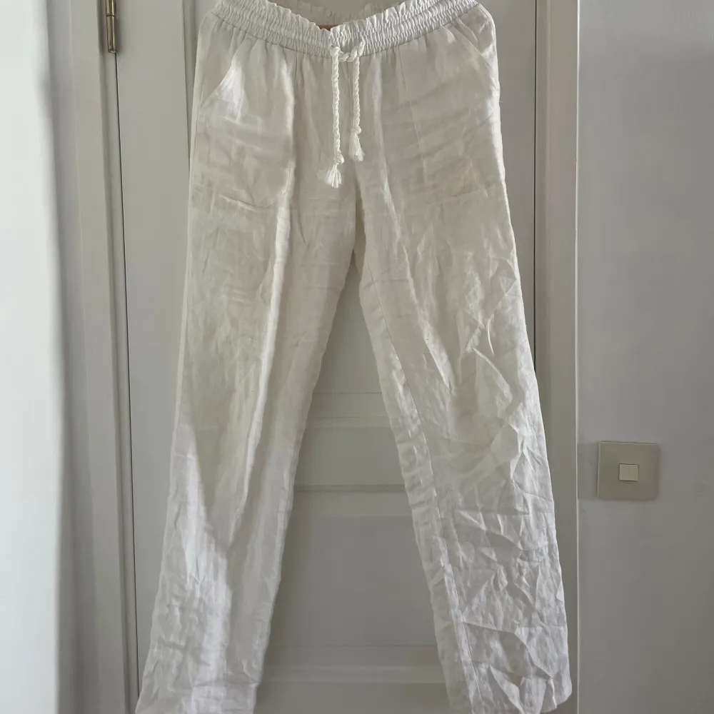 Ett par vita linnebyxor från märket Skagen Clothing, perfekt till sommaren. Har använt de ett fåtal gånger och är i storlek M🥰. Jeans & Byxor.