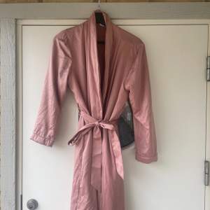 Superfin rosa morgonrock från Hönkemöller i silke med fluffig insida🥰 storlek XS/S, väldigt lite använd