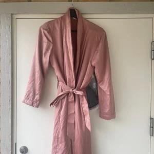 Morgonrock  - Superfin rosa morgonrock från Hönkemöller i silke med fluffig insida🥰 storlek XS/S, väldigt lite använd