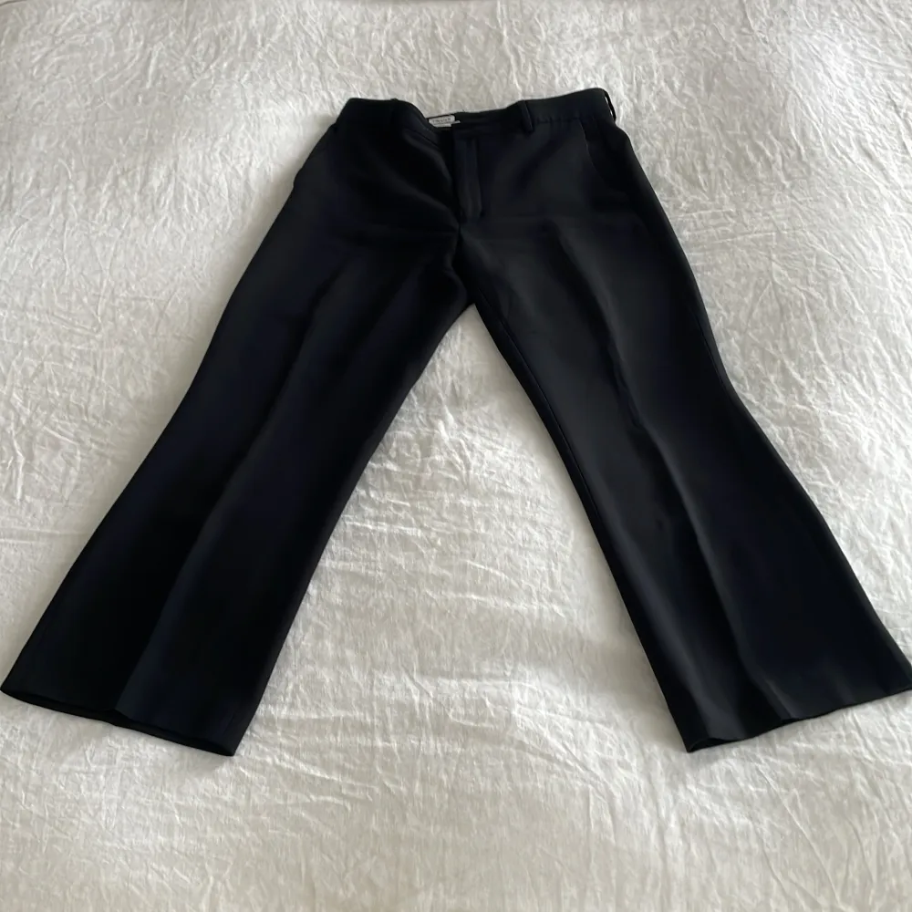 Svarta kostymbyxor från Filippa K som går över ankeln. I mycket fint skick.. Jeans & Byxor.