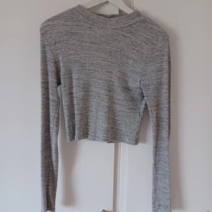 Croppad tröja - Grå croppad tröja som är använd vid 2 tillfällen med inga defekter🌷Ftån bikbok och säljer för 50kr🎀