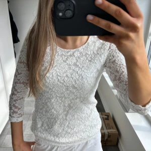Trekvartsärmad spets tröja - Säljer denna snygga trekvartsärmade spets tröjan från Lindex. Strl 158/164 men passar XXS/XS. 💞 pris kan diskuteras