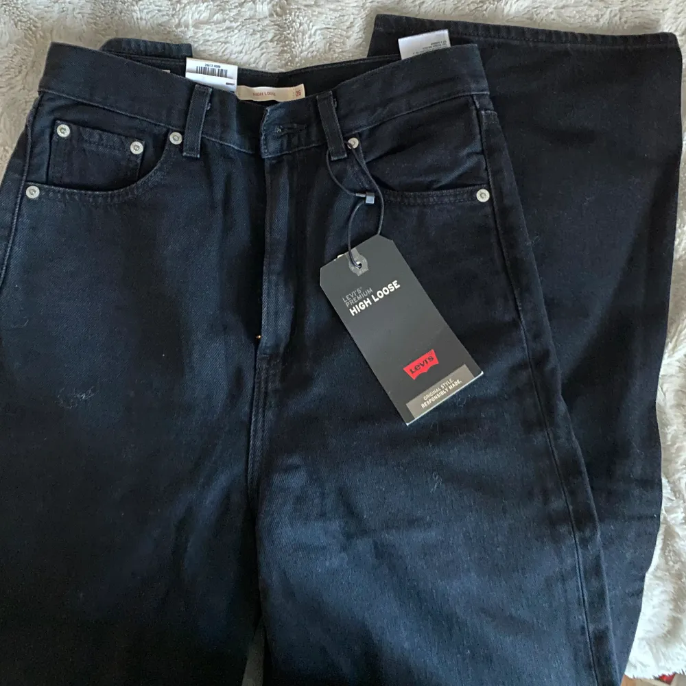 Säljer denna svarta jeans från Levis med hög midja, loose runt midja och lår med vida och raka ben. Org 1249kr, helt ovanvända.✨✨. Jeans & Byxor.