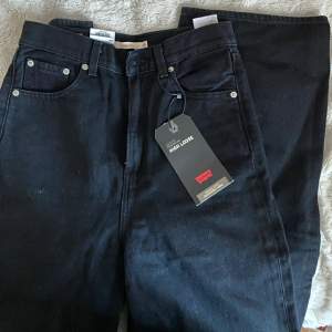 Säljer denna svarta jeans från Levis med hög midja, loose runt midja och lår med vida och raka ben. Org 1249kr, helt ovanvända.✨✨