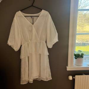 Fin vit studentklänning som är perfekt till studenten!🤍   Klänningen är köpt på sellpy men är från början från NA-KD. Den är väl omhändertagen. Jag har aldrig använt klänningen och jag köpte den för ca 2 månader sedan. 