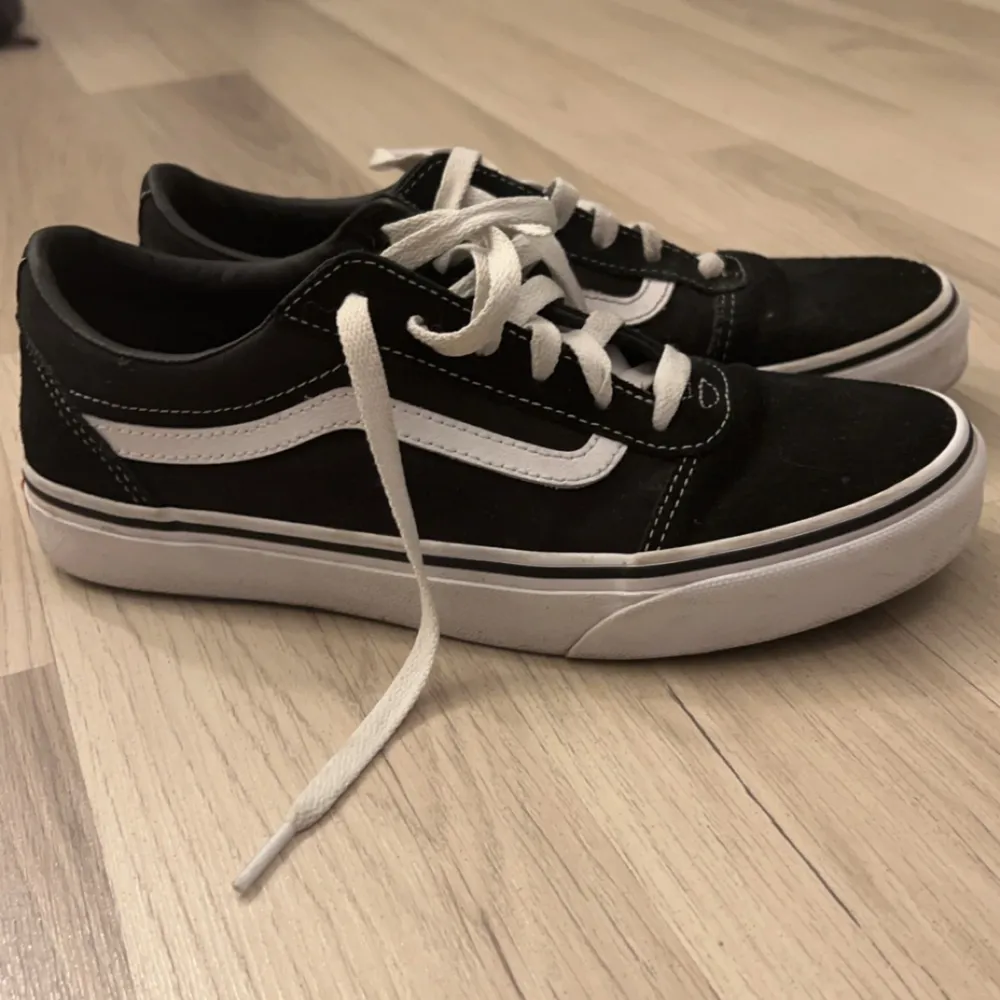 Vans i storlek 38. Mycket bra skick. Säljer då de inte kommer till användning☺️. Skor.