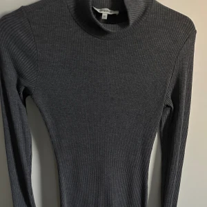 Klänning - En fin grå Klänning med turtleneck från chiquelle i strl XS✨ Nästintill oanvänd 