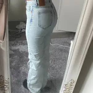 Ett par jättesnygga jeans från BikBok som tyvärr blivit för små❤️ perfekt skick💗