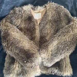 vintage päls jacka - vintage brun pälsjacka (fake päls) från Jack Wills. Köpt secondhand men aldrig använd av mig. Väldigt bra skick