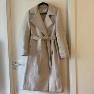 Kappa beige - Kappa från H&M storlek 40  Nopprig och fläckar kan förekomma