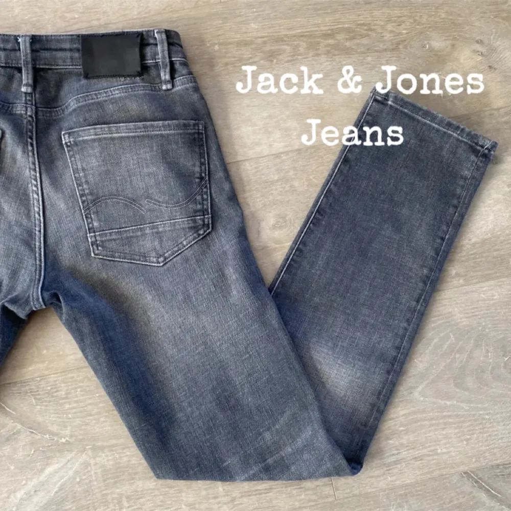 ~Säljer dessa asfeta gråa jeans från jack & Jones för endast 449kr!🤩 II nypris är 999kr II passformen är Slim straight II nyskick! II inga defekter alls! II skriv vid frågor och funderingar!. Jeans & Byxor.