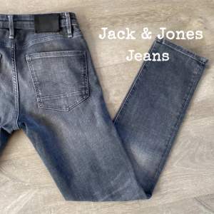 ~Säljer dessa asfeta gråa jeans från jack & Jones för endast 499kr!🤩 II nypris är 999kr II passformen är Slim straight II nyskick! II inga defekter alls! II skriv vid frågor och funderingar!