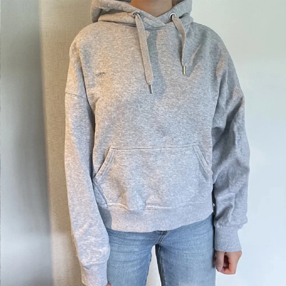 Köp av en annan tjej på plick och är skit snygg på 😍Säljer då den inte kommer till användning för att jag har andra gråa hoodies .. Hoodies.