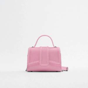 Säljer denna helt nya rosa väskan från zara. Perfekt nu till våren och sommaren 🤩. Den är helt ny med prislapp och aldrig använd. Säljer den då jag har köpt en annan väska. 🫶🏼  Nypris 299 kr