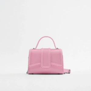 Rosa väska zara  - Säljer denna helt nya rosa väskan från zara. Perfekt nu till våren och sommaren 🤩. Den är helt ny med prislapp och aldrig använd. Säljer den då jag har köpt en annan väska. 🫶🏼  Nypris 299 kr