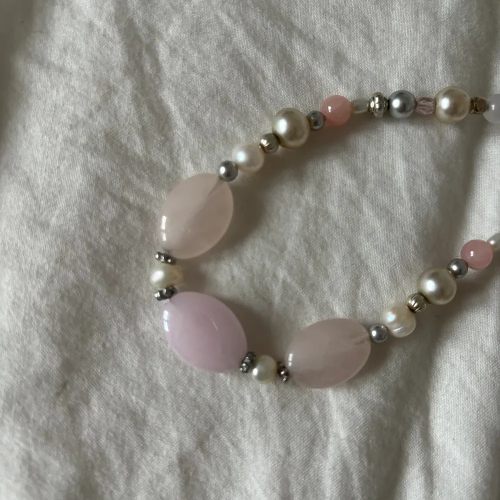 Fint rosa halsband med pärlor, lite slitet på vissa av pärlorna men inte så att man märker!. Accessoarer.