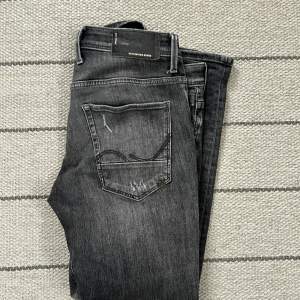 Säljer dessa riktigt feta ripped Jack & Jones jeansen nypris 800kr säljer dessa för 319kr inte mycket använda, slim fit sitter mer åt tajt hållet 33/32 hör av vid funderingar!