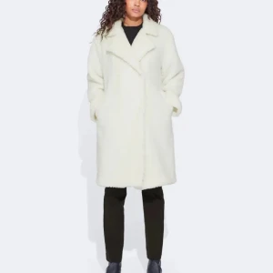 Teddy jacka - Säljer mig fina teddy jacka ifrån bikbok. Den är använd fåtal gånger och är i bra skick.  Säljer den för att jag rensar min garderob o de tar upp mycket plats. 