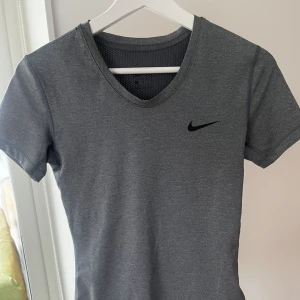 Nike pro dry fit - Träningströja i strl S, näst intill aldrig använt. I nyskick. 💪🏽🏋️‍♀️ 