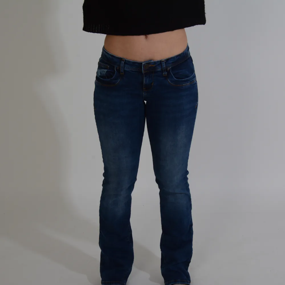 Ltb jeans. Modellen är 173 cm storlek S/M. Lågmidjade jeans med bootcut. Jeansen har stretch och är i nyskick🩷. Jeans & Byxor.