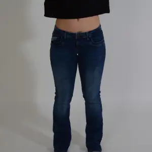 Ltb jeans. Modellen är 173 cm storlek S/M. Lågmidjade jeans med bootcut. Jeansen har stretch och är i nyskick🩷