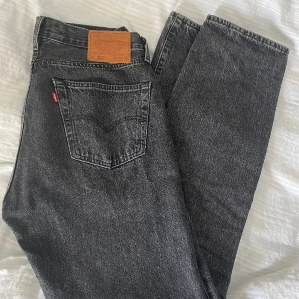 Säljer dessa helt fräscha jeans då den blivit för liten för mig. Den är i nyskick utan några skavanker. Ny pris 1099. Jeans & Byxor.