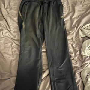 Svarta Hugo boss mjukisbyxor - Helt okej skick, lite slitna där back