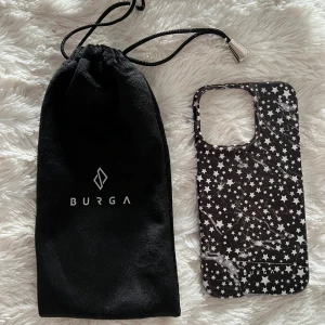 iPhone 13 pro skal - iPhone 13 pro skal ”Starry night” från BURGA. Köpt för 340kr. Ny utan prislapp, aldrig använt. Inga defekter. Svart marmor-bakgrund med vita stjärnor. Burgas ”snap-case”.