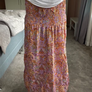 långkjol - ⚠️FINNS KVAR⚠️ Säljer denna sjukt fina mönstrade lila långkjolen då den tyvärr är för kort. Den är använd ca 1 gång och är alldeles ny (därav priset) ☺️var ganska svårhittad! midja: 33 cm (väldigt strechig) , längd: 95 cm