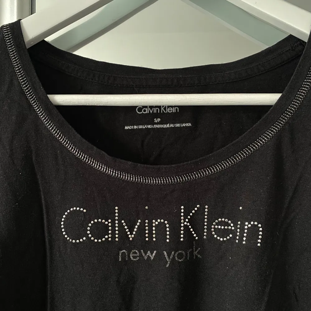 Svart Calvin Klein T-shirt med silver detaljer 🤍 fint skick . T-shirts.