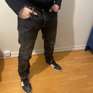 Neuw - Säljer nu mina Neuw jeans ja köpte i höstas för 1400kr på NK (Kvitto finns) Inge defekter på jeansen, har använts fåtal gånger och är som nya. Skriv för flera bilder eller frågor om plagget. Tar emot bud priset ej hugget i sten👍🤗