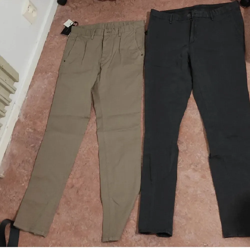 Slutsålda på hemsidan. Nya oanvända med lapp kvar. Grå chinos är strl 40, beige chinos är strl 38. Säljer gärna båda två för rimligt paket pris.. Jeans & Byxor.