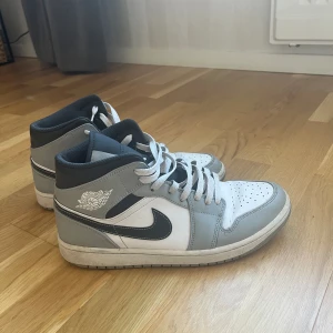 Jordan 1  - Snygga grå jordans, har använts flitigt men fortfarande hyfsat fräscha!😊