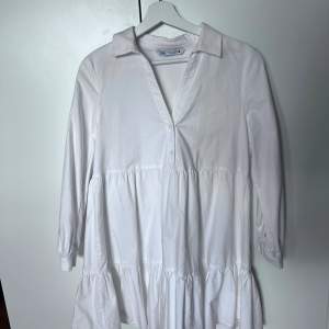 Säljer denna super fina skjortklänning från zara i storlek M. Perfekt nu till sommaren🥰 Skriv vid intresse 🥰