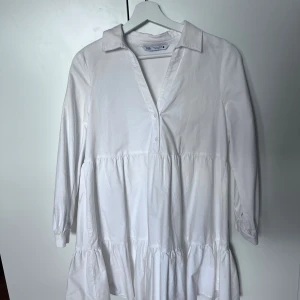 Klänning  - Säljer denna super fina skjortklänning från zara i storlek M. Perfekt nu till sommaren🥰 Skriv vid intresse 🥰