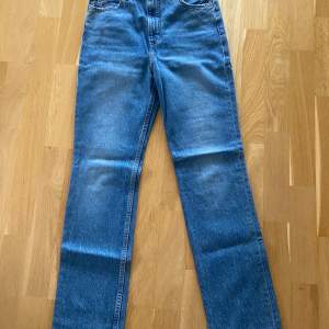 Jättefina högmidjade jeans. Köpta för några år sedan. Använt några fåtal gånger.  Mycket bra skick, som nya. Modell:70s High Straight Storlek:w26 längd hittar inte men tror cirka 32(Jag är runt 173 och de passar perfekt )Om du har frågor skriv privat