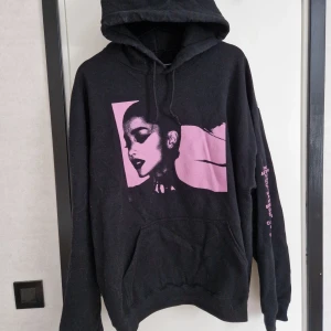 Ariana grande merch  - (LIGGER UPPE PÅ ANDRA SIDOR)  Storlek: XL Märke: Ariana Grande  Anmärkningar: En fläck på luvan. Vet ej om de går att få bort, ej behandlad.  Ariana Grande - sweetener/Thank you next consert hoodie. Köpt på konserten.  Användt skick. Behöver rollas.
