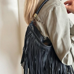 Cool väska - Supercool väska med fransar, jätte trendig!!⭐️💘