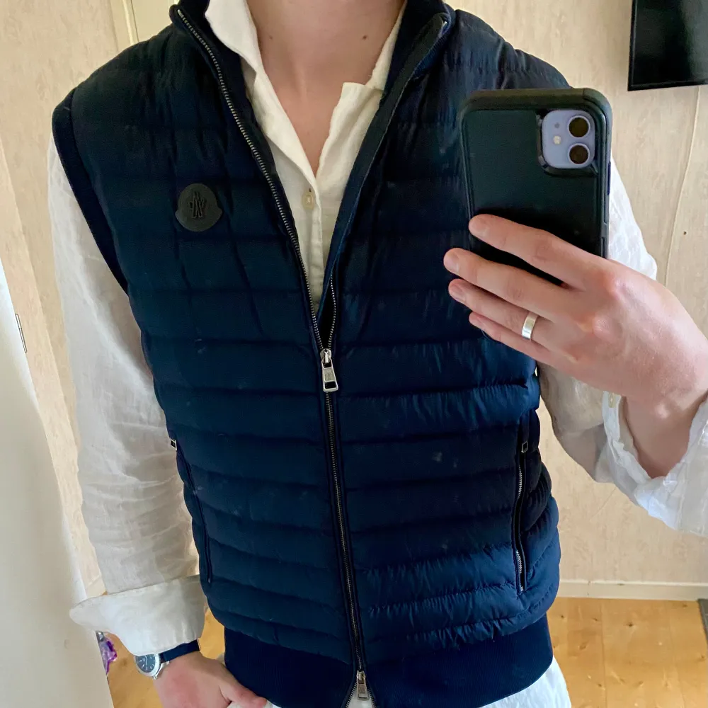 Sällsynt Moncler hybrid väst som passar perfekt till kyligare vår/ sommar dagar.  Stl. M men passar S. Skick 9/10. Fråga på vid funderingar!  Referense återförsäljare https://haiendo-shop.com/products/moncler-hybrid-down-vest-8?variant=39604326793279. Jackor.