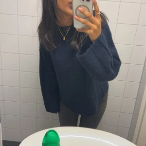 Stickad tröja - Säljer denna stickade tröja som köptes på Ginatricot för 399 kr. Har använt den några få gånger och den har inga defekter. Säljer för 250 kr💓