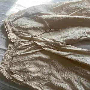 Detta är ett par beiga linneliknande byxor från Zara. Super populära förra sommaren! Dessa är helt oanvända då jag har likadana i en mindre Stl!🥰