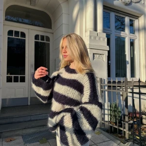 Oversized stickad tröja  - Jag säljer nu min jättefina stickade tröja eftersom den inte är min stil. Endast använd en gång. Jätte snygg till ett par linnebyxor eller att dra på sig på kyliga sommarkvällar.